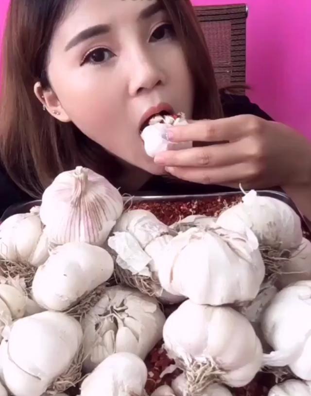 吃蒜能吃药么,吃蒜了能不能吃药