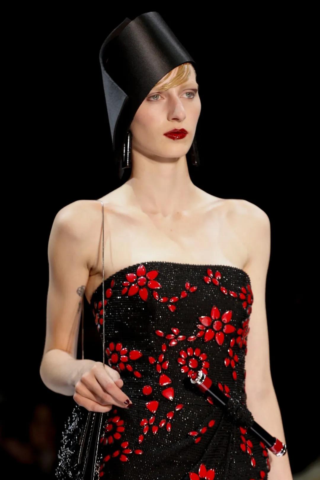 女明星红毯造型少不了它？网友：论优雅，还得是Armani的设计