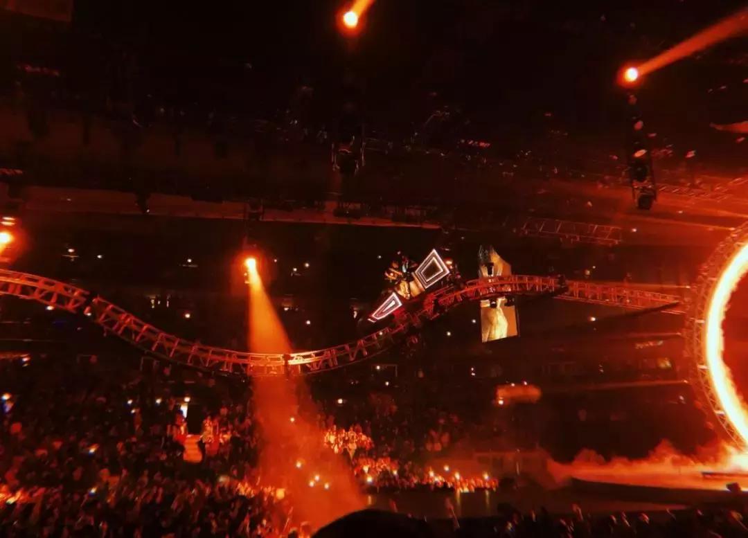 新媒体时代的沉浸式舞台设计,极简主义舞台设计