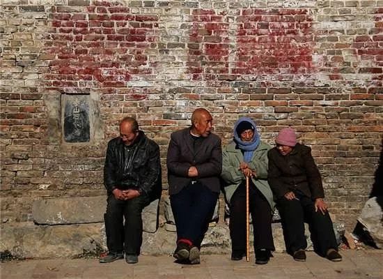 在穷困潦倒面前一文不值,拼多多是贫民窟的福音吗