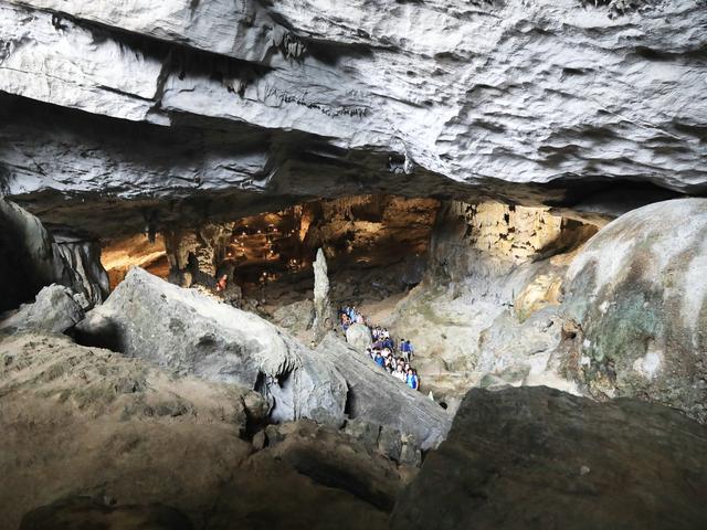 这里虽然风景如画人们生活的却很凄惨没日没夜的追着大船讨生活