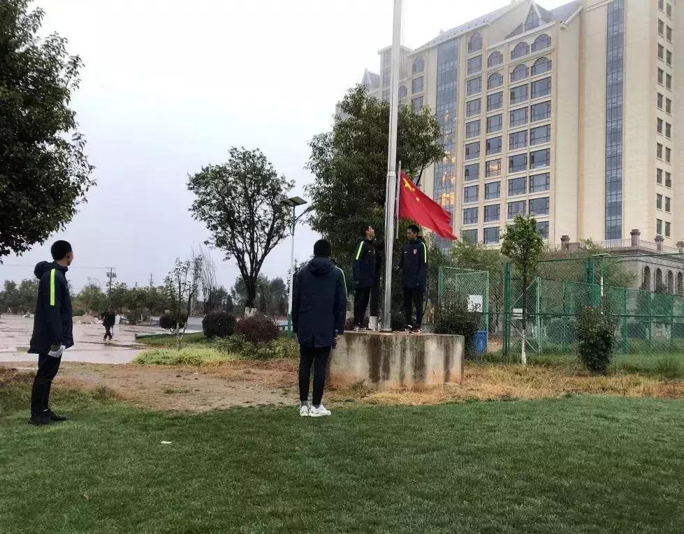 河北华夏八个梯队隆重升旗要把军训好作风植入冬训