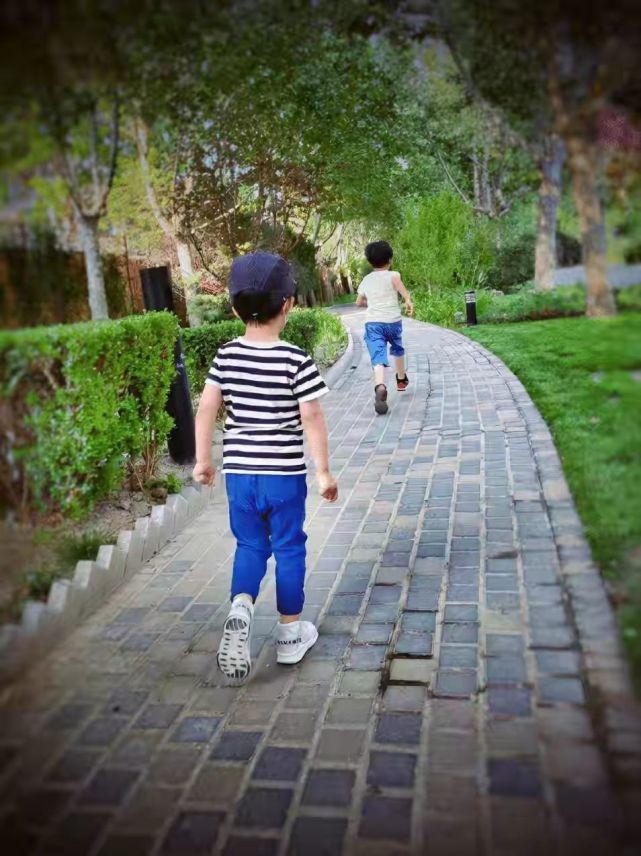 靳东俩儿子真厉害！小小年纪气场超稳，穿T恤“老干部”味不输爸