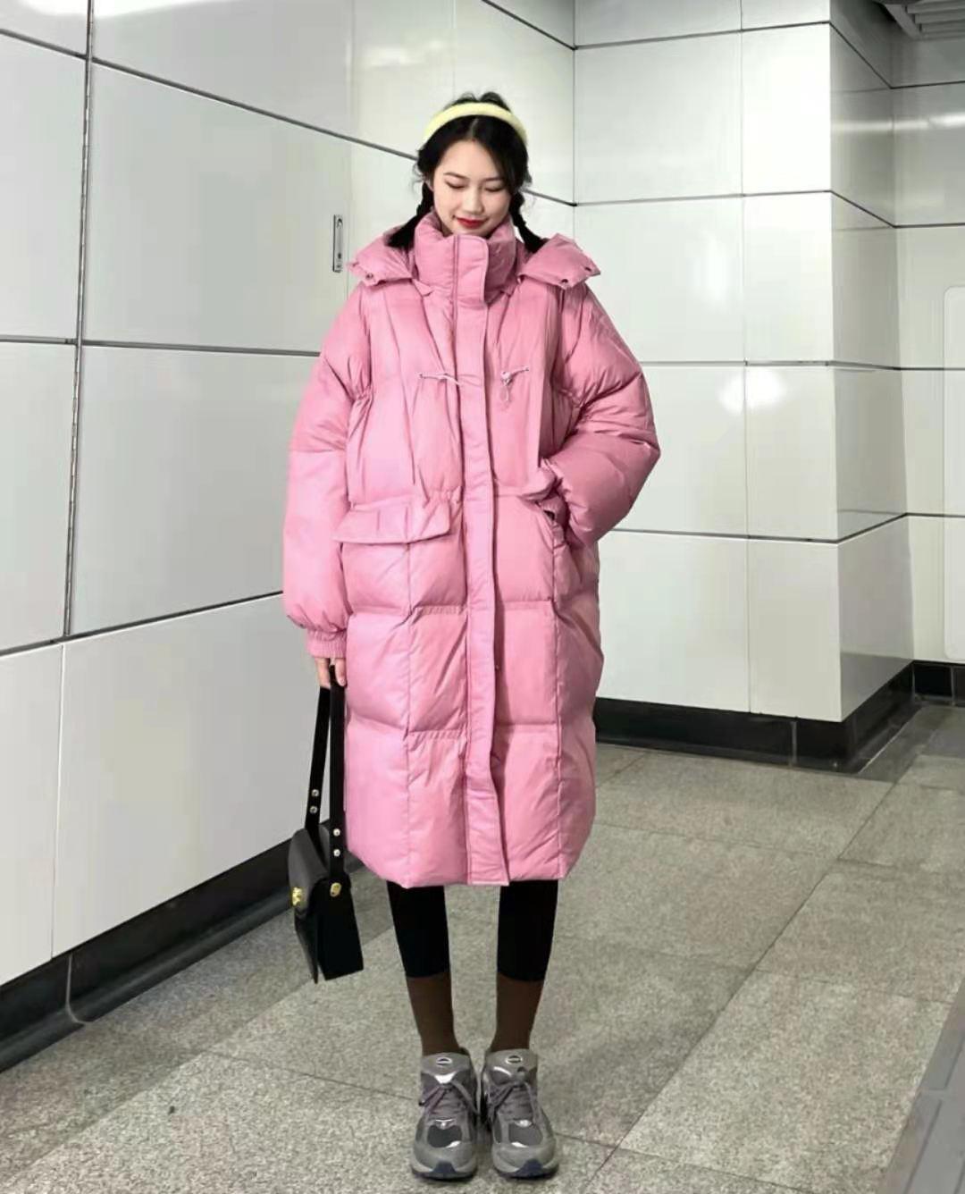 长款羽绒服搭配鲨鱼裤好看吗,香槟色羽绒服搭配灰色鲨鱼裤