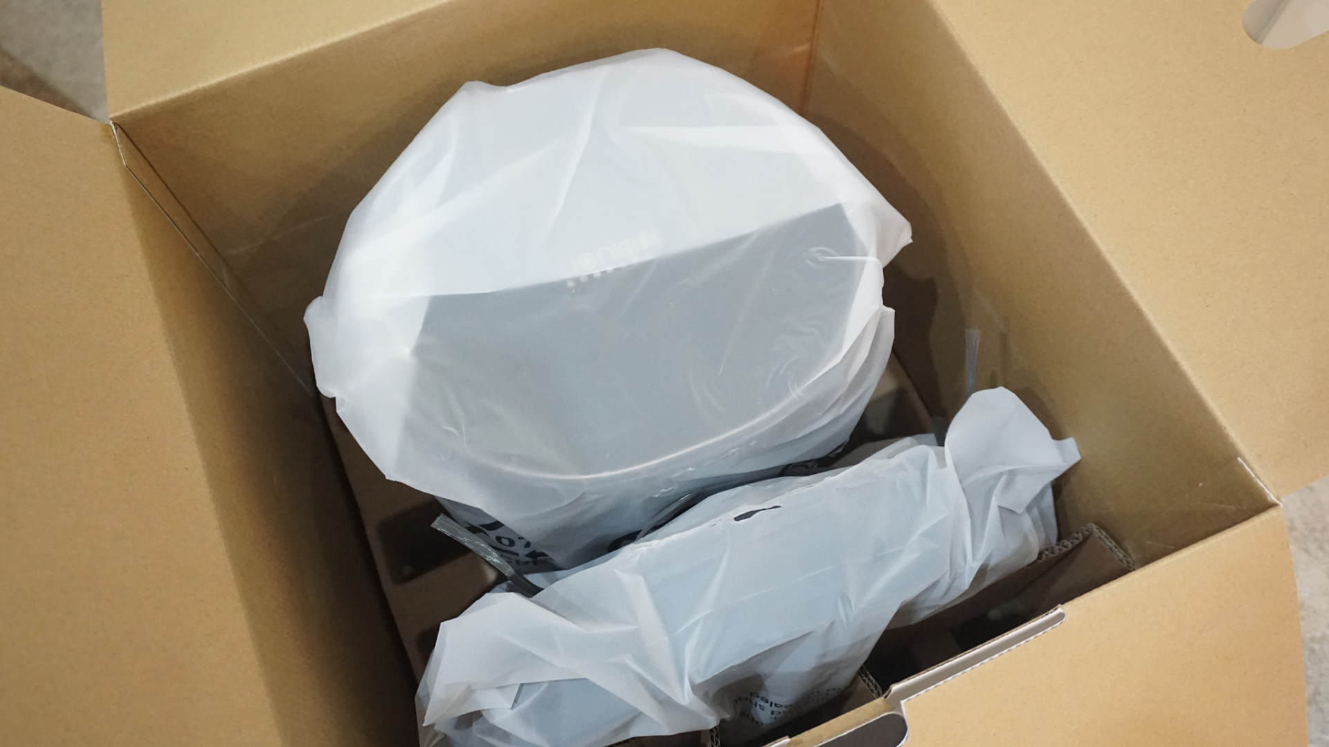 如何操作智能自动吸尘扫地机 (最简单的集尘扫地机器人)