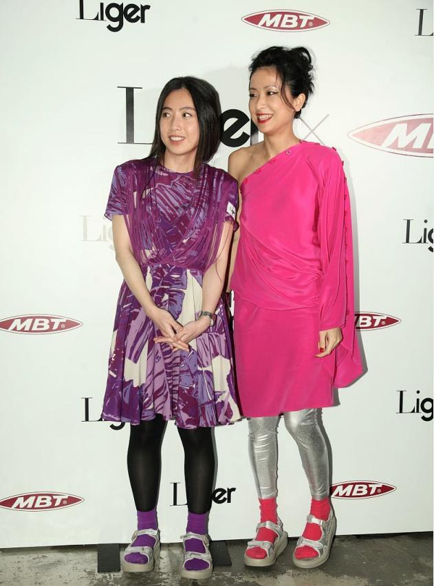 甘比穿金色印花连衣裙裸妆亮相,40岁甘比穿搭