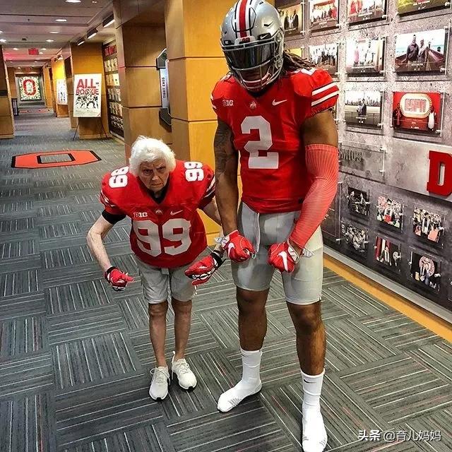 93岁奶奶恶搞27岁孙子一夜爆红！千万网友实力围观：奶奶太坑了！