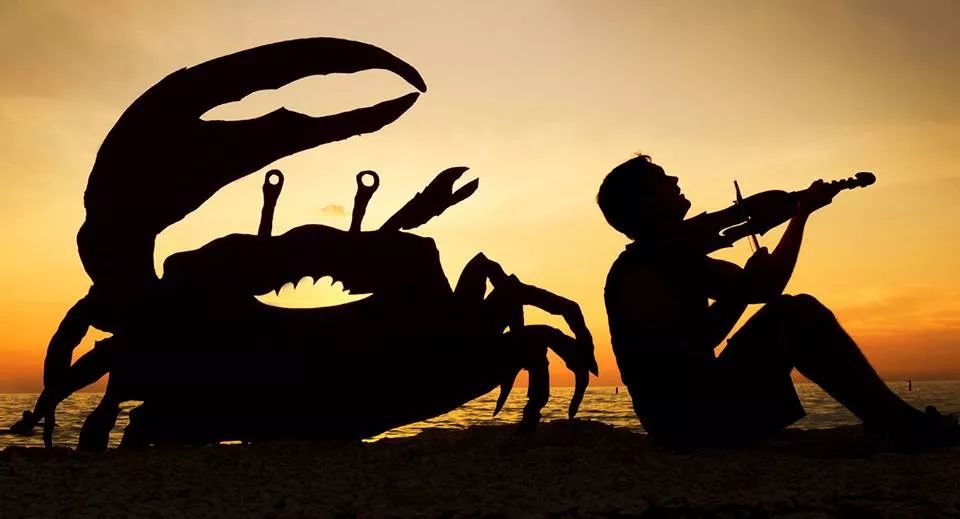 这个男人拍的漫画剪影，小孩看笑了，大人却哭了......