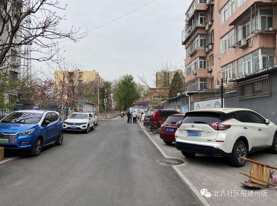 路窄难走、道旁还晾晒衣裳……通州北苑这条“羊肠”小巷啥时能通畅?