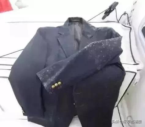 红色羽绒服衣服发霉怎么洗掉霉斑,过冬的衣服拿出来发霉了怎么处理