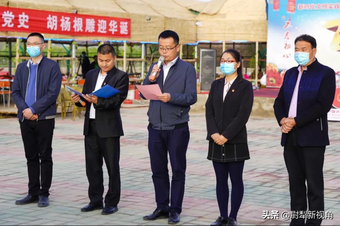 红色传承忆*党**史胡杨根雕迎华诞