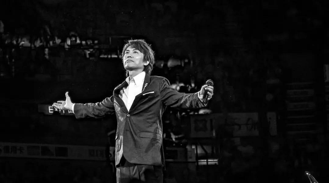 还记得2000年拿下黄子华的中环女律师MissMo穿过什么吗？