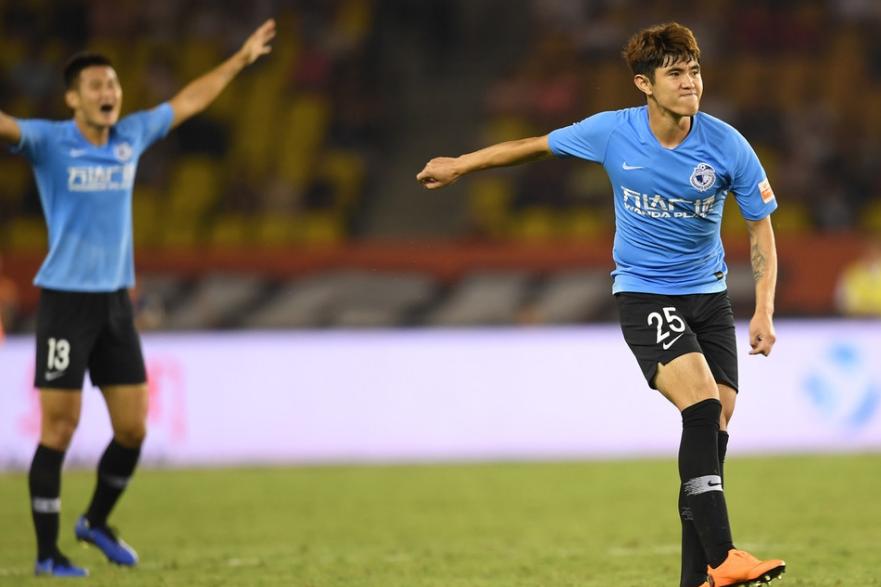 大连人首任队长是谁？哈姆西克得票最多，周挺次之，赵一脚无希望