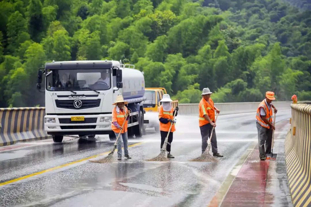 不惧高温坚守一线,无惧高温烤验坚守一线