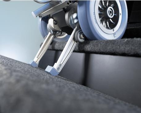 老人残疾人爬楼自动轮椅,老年残疾人上下楼梯神器