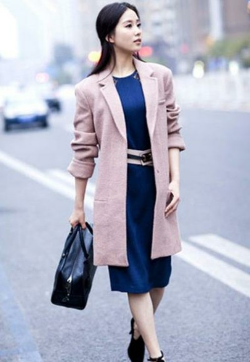 冬天大衣适合搭配什么样的包包,今年冬天穿的羊绒大衣怎么搭配