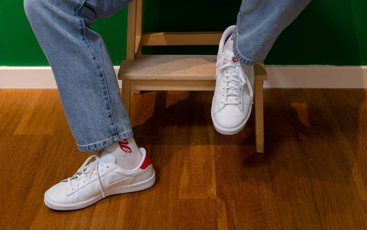 阿迪和耐克小白鞋哪个好,阿迪达斯和小白