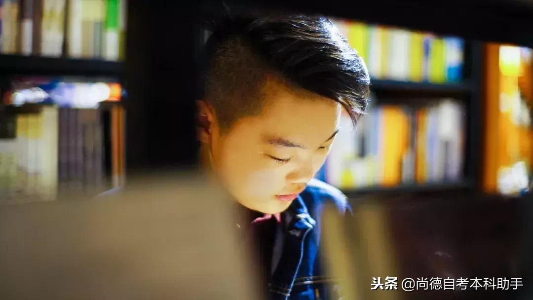 他只有初中文凭却成为数学家,他只有中专学历却逆袭成为博士