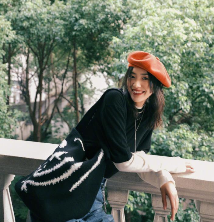 山花浪漫不及眉间一点朱砂，万千颜色都不如红色艳丽好穿搭