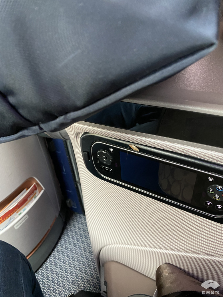 这种专业让人折服!在毫无服务的情况下,空姐仍能准确地姓氏称呼