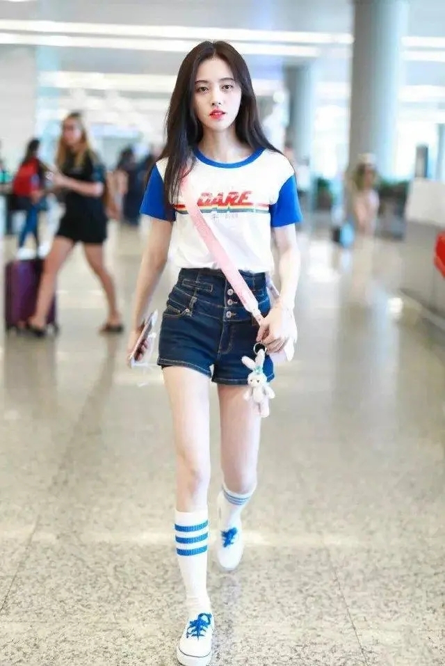 时尚潮流黑袜,今年流行的黑袜