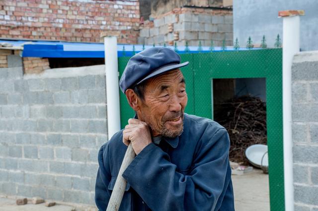 “人老了，儿女不赡养老人怎么办？”4位老人给出4种方法，聪明