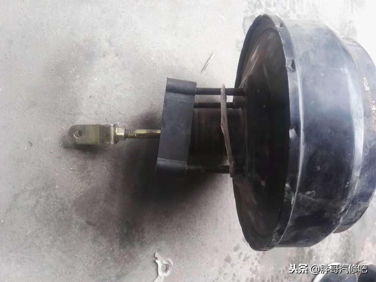 刹车踩重刹车片磨损快,刹车踩下去很低维修