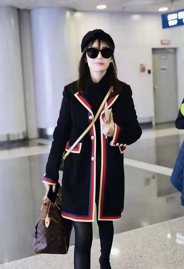 马蓉穿廉价裙子现身,马蓉穿的名牌格子衣服