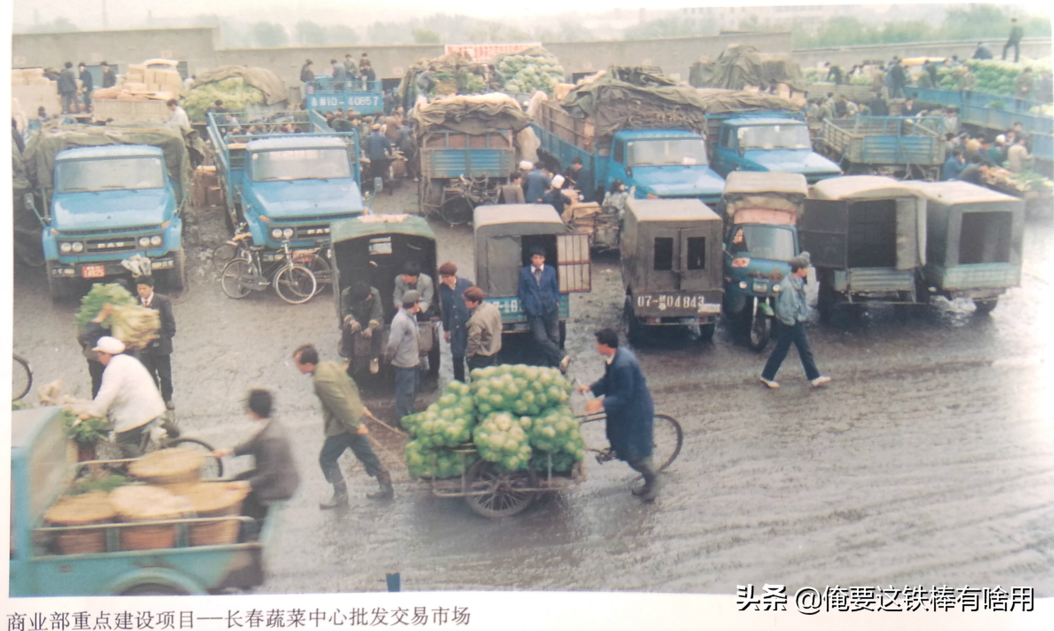 烧鸡配茅台，电影院下面还有咖啡厅，想不到那时候的长春还挺潮