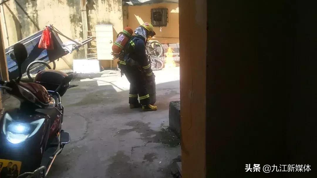 九江庐山煤气罐喷火,居民家中液化气罐喷火江西消防