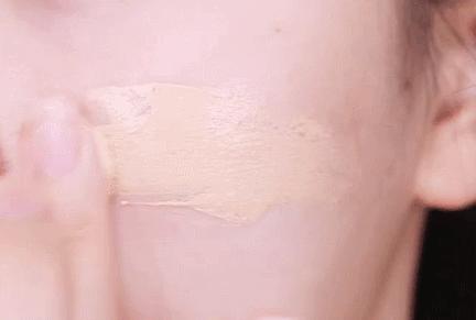 一不小心粉底蹭男友衣服上了，超尴尬！如何防止粉底被蹭？快进！