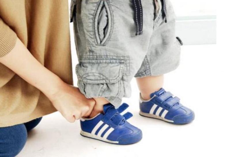 妈妈舍不得给孩子买鞋顶脚,孩子新买的鞋子顶脚怎么办