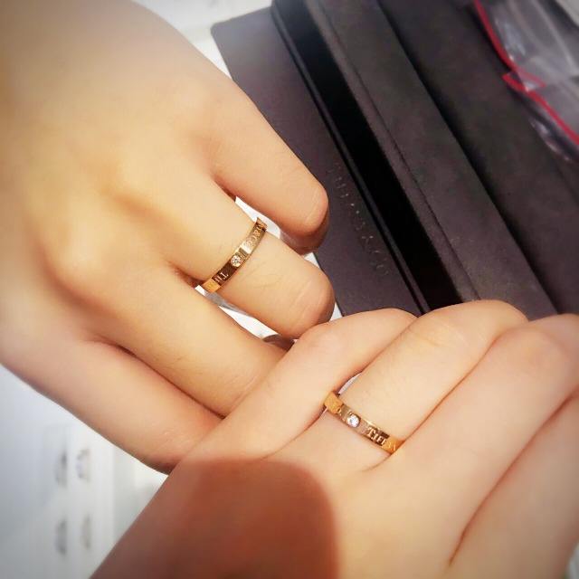 对戒卡地亚和蒂芙尼哪个好,蒂芙尼对戒和卡地亚c系列对比