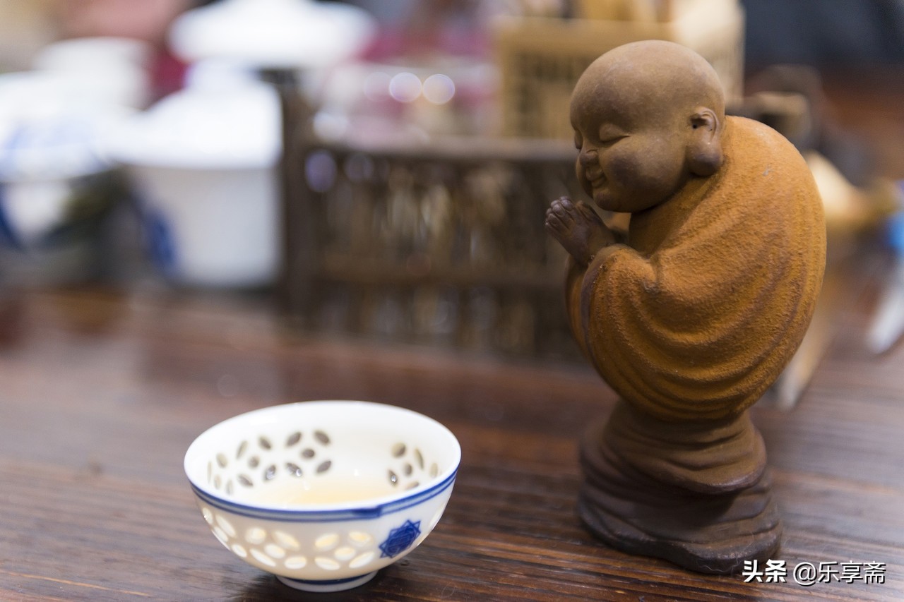 买茶宠牛注意什么,茶宠是选择变色的还是紫砂的