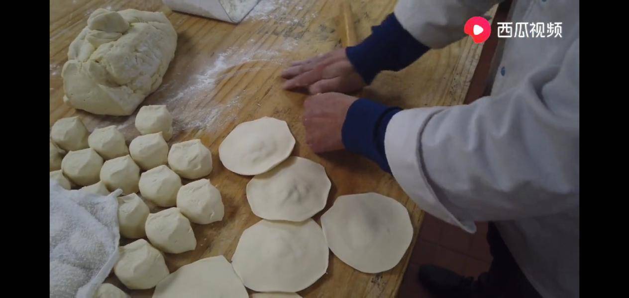 专业师傅做的包子，造型精美像在发光，西瓜视频教你怎么做好吃