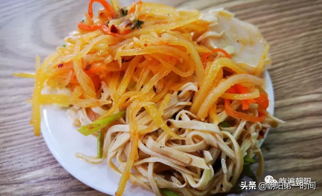 朝阳这家小店，鸡汁包子一绝，一戳一股汤！粥还随便喝？