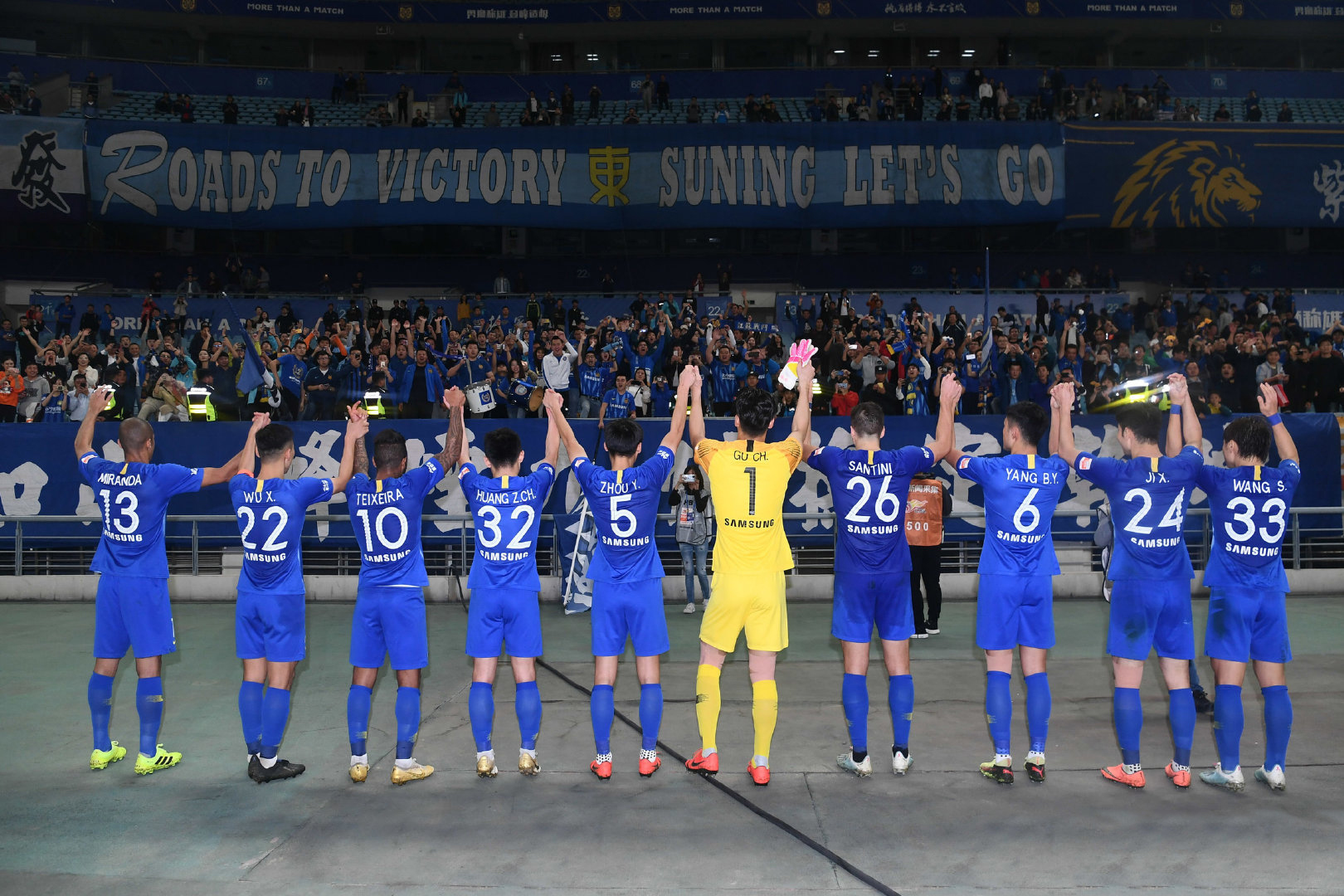 苏宁大将没有谢场，遭自家球迷谩骂，恒大与亚泰球迷看不下去了