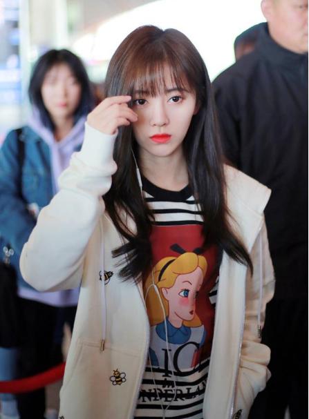 鞠婧祎穿黄色卫衣配羊羔毛,鞠婧祎穿搭白鞋