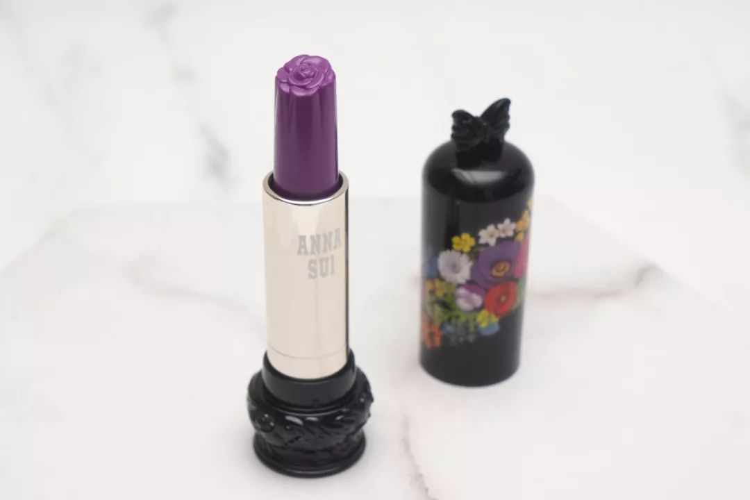 不做俗人的新一天，让安娜苏魔漾晶灵唇膏带你造型百变