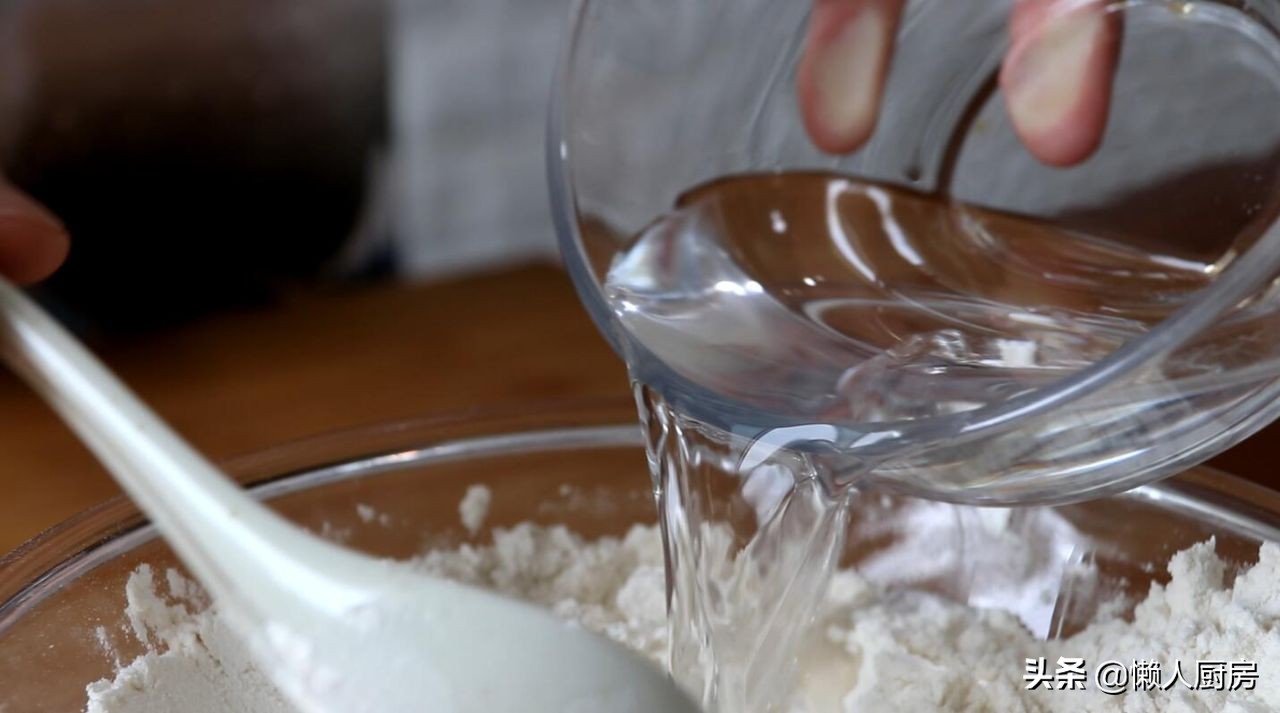 1斤面粉1个鸡蛋教你在家自制拉面,普通面粉拉面的做法全过程