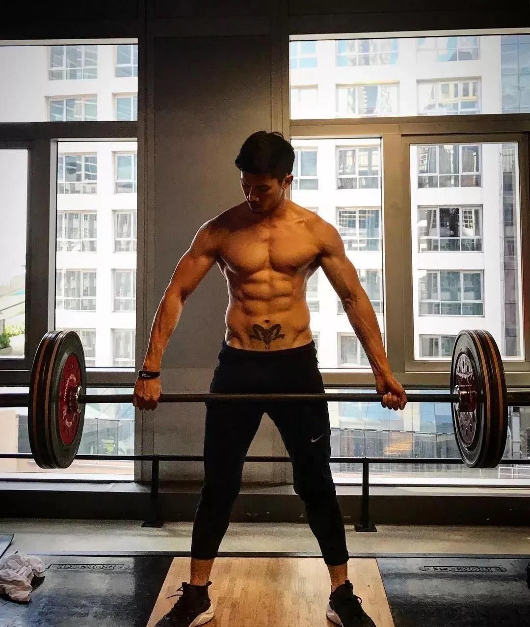 当和尚练出一身肌肉，是什么画风？这位泰国*男猛**颠覆了我的认知