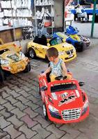 我在学校超市买了一包南京煊赫门收了我19块，我该怎么举报