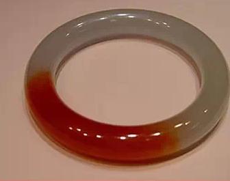 翡翠手镯基本知识大全,翡翠手镯的鉴赏方法和技巧