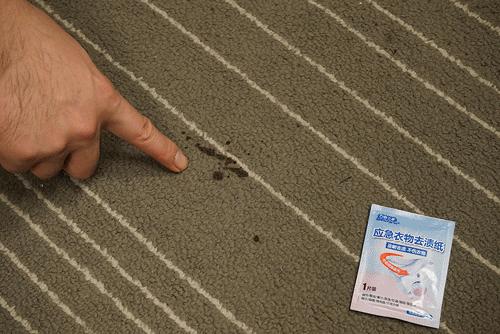 最简单的办法去除t恤上的油渍,白t恤发黄油渍怎么洗才能洗白