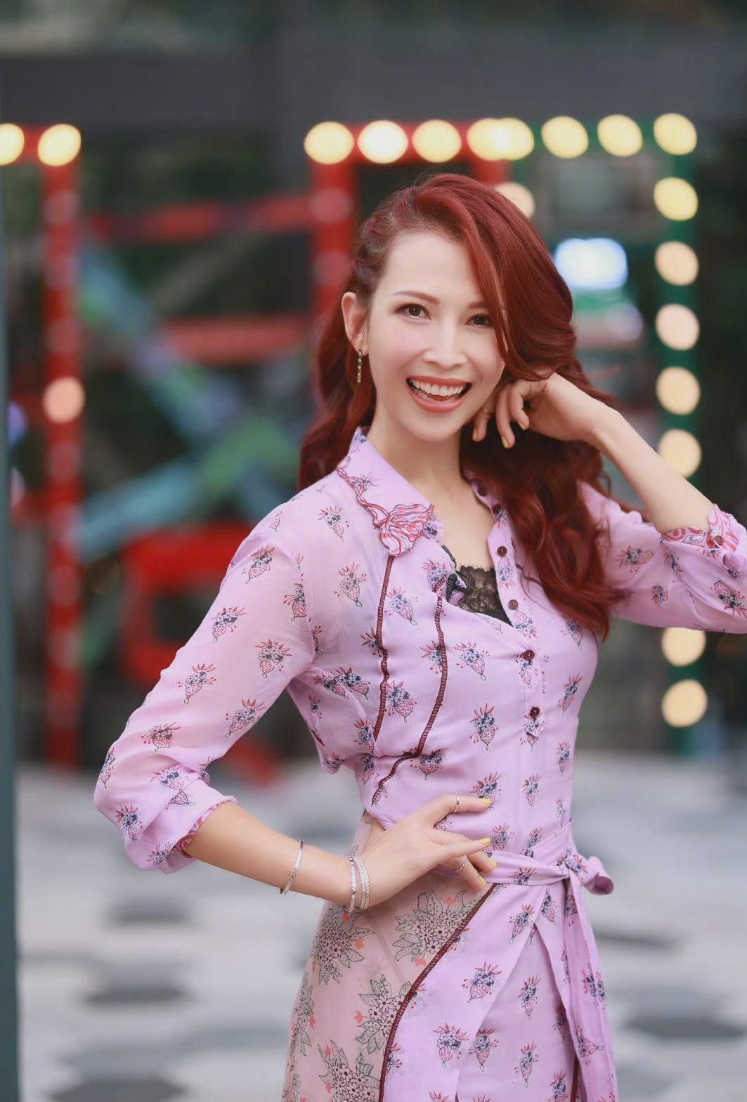 蔡少芬穿半个西装吸睛时髦,蔡少芬粉色t恤配长裙