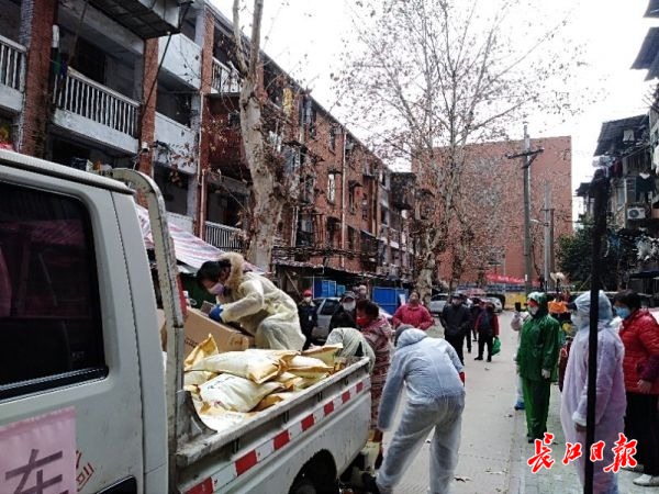 50多年的无物业老社区，居民买米买菜买药都有人送上门