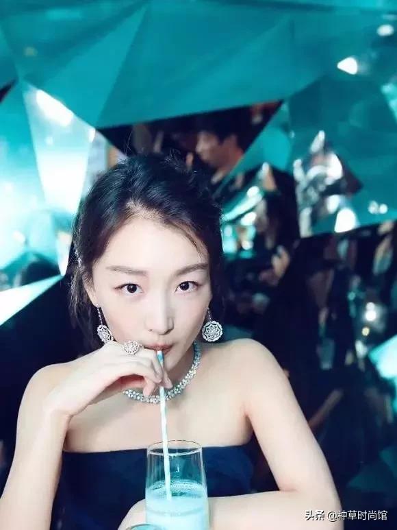 关晓彤素颜自拍与鹿晗撞脸,关晓彤为鹿晗庆生后芭比造型亮相