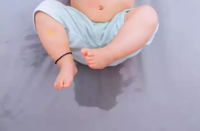 让宝宝离开尿不湿学会自己尿尿,怎么让宝宝戒掉尿不湿拉粑粑