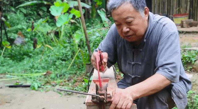 中国大爷徒手制作神器,中国功夫惊呆外国人徒手劈大理石