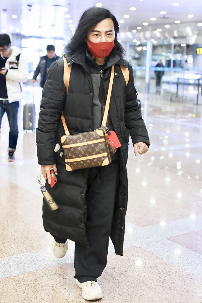 陈志朋真够了，一身宽松穿成“200斤胖子”，戴红色口罩吸睛惹眼